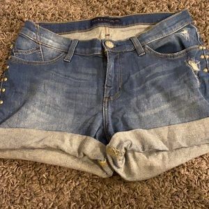 Women’s cuffed shorts, light distressed